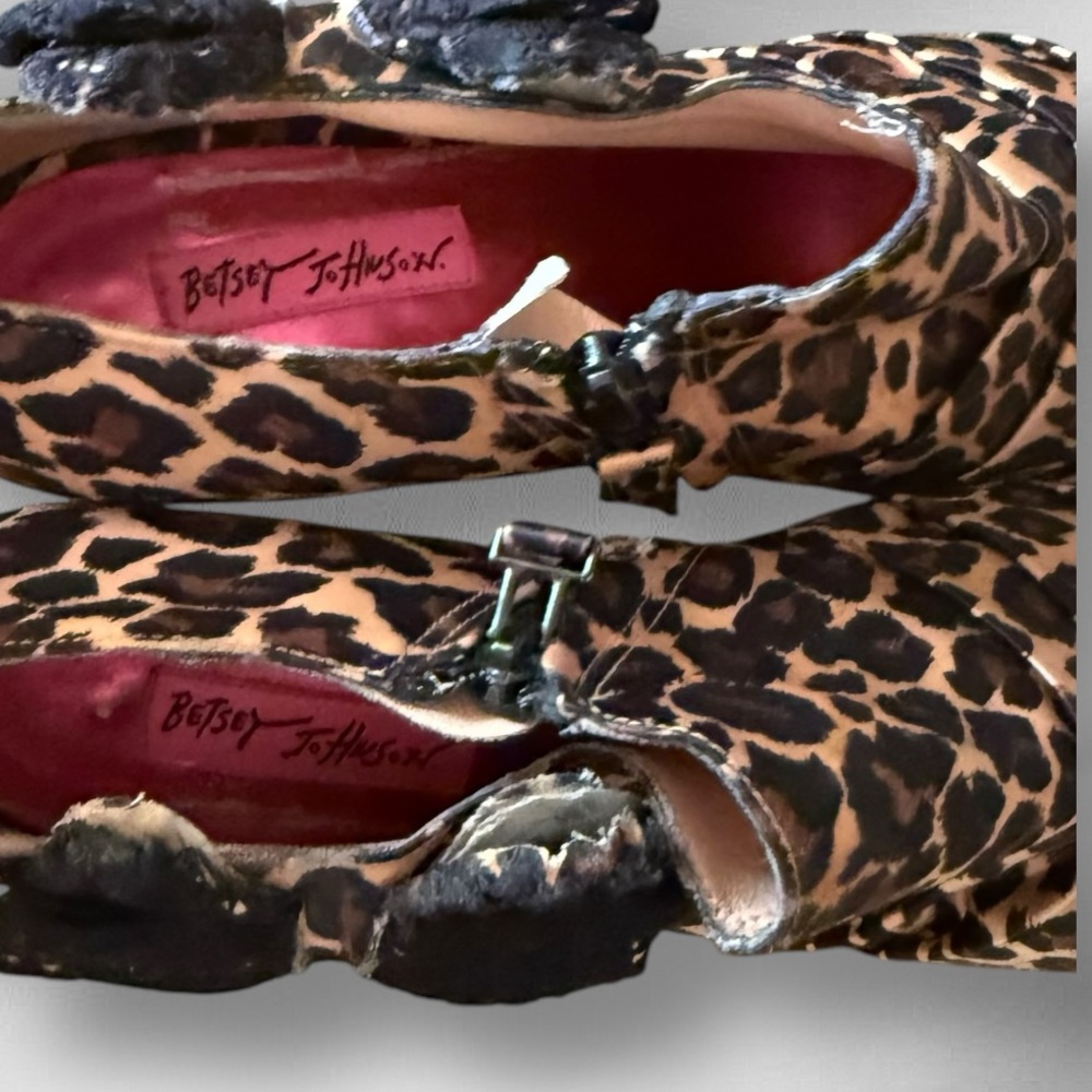 Betsey‎ Johnson Animal Print Heels with Bows - Picture 7 of 8
